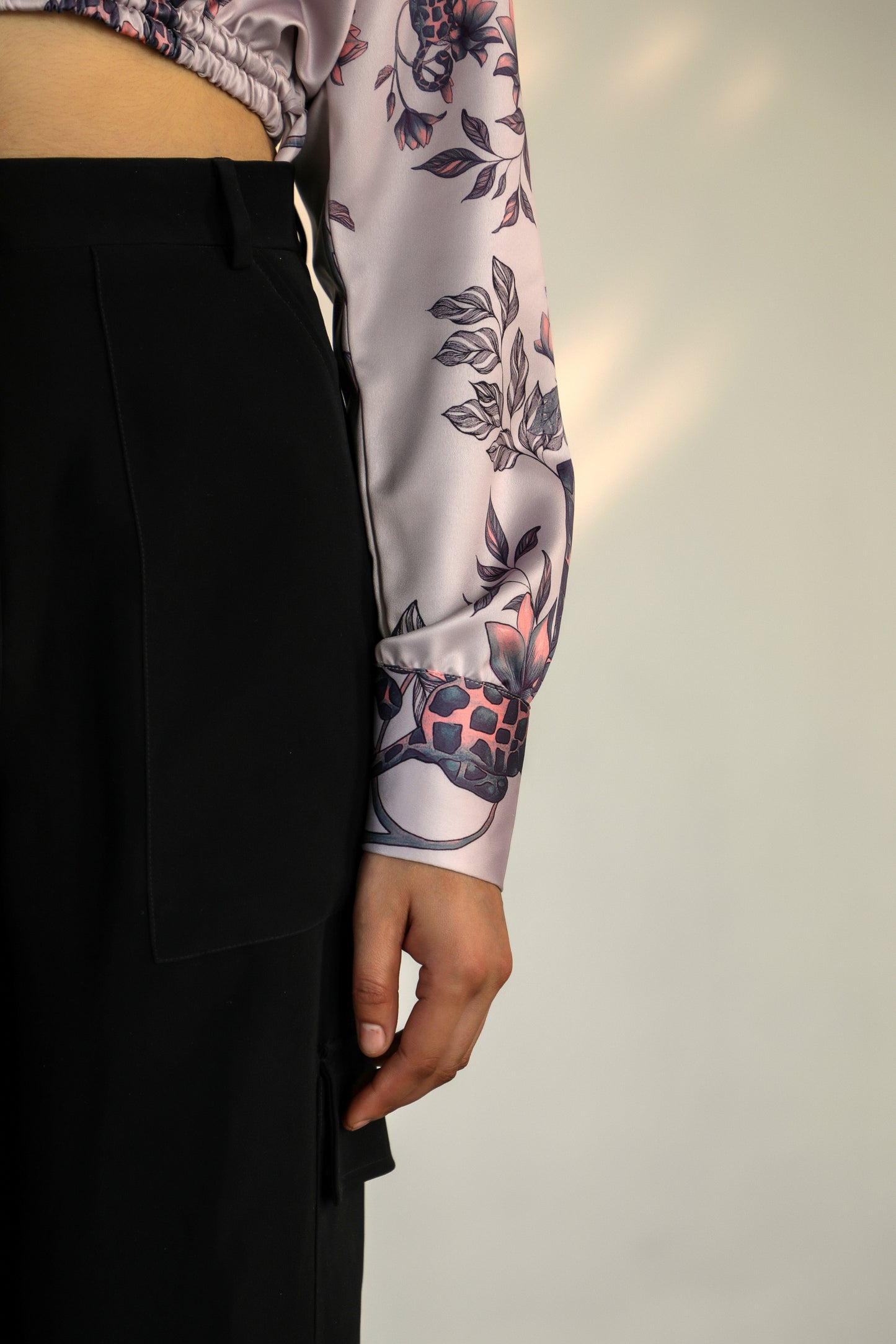 DEERLEO ROSE CROP SHIRT