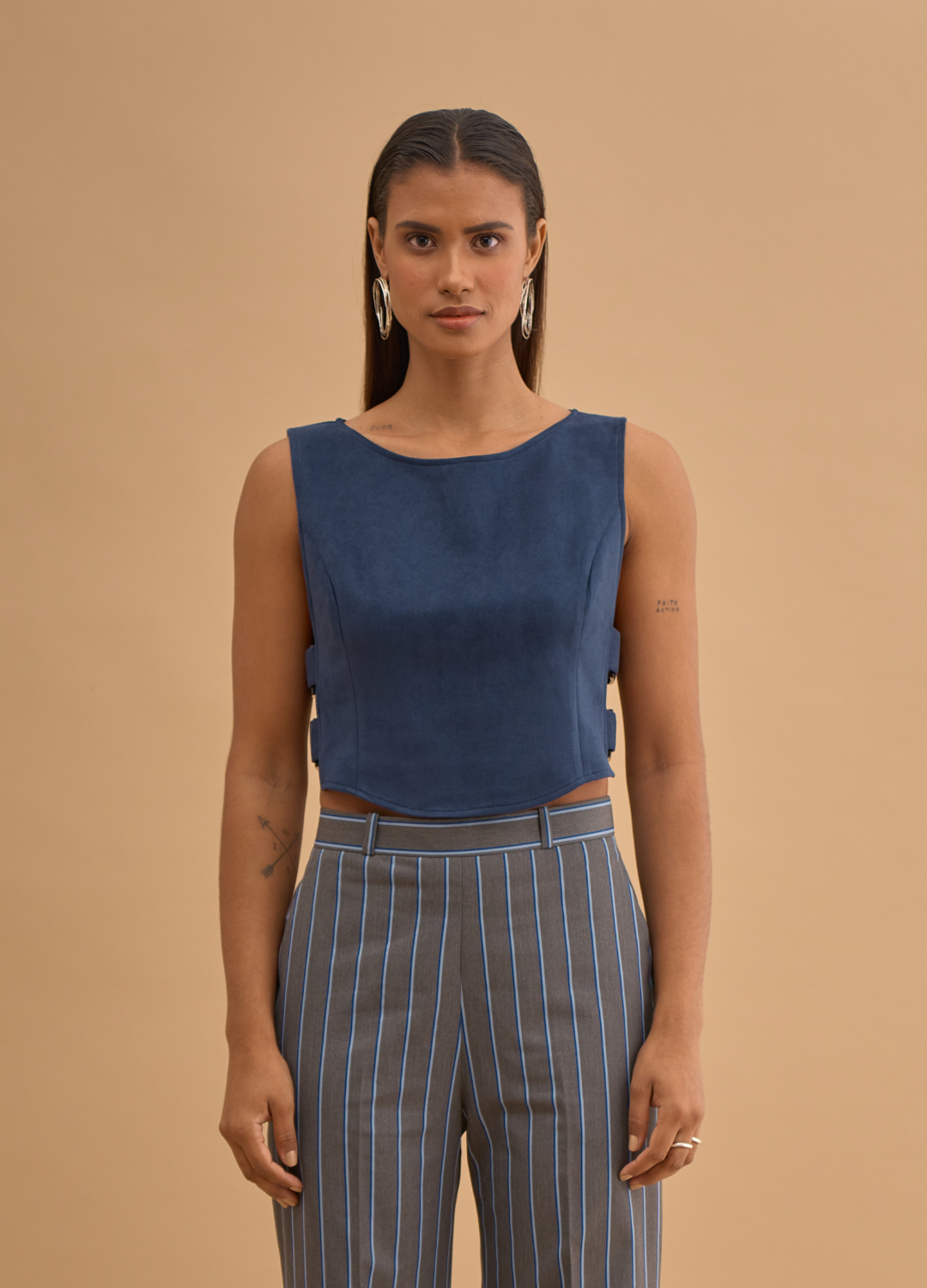 BUCKLE UP YOUR SIDE CROP TOP