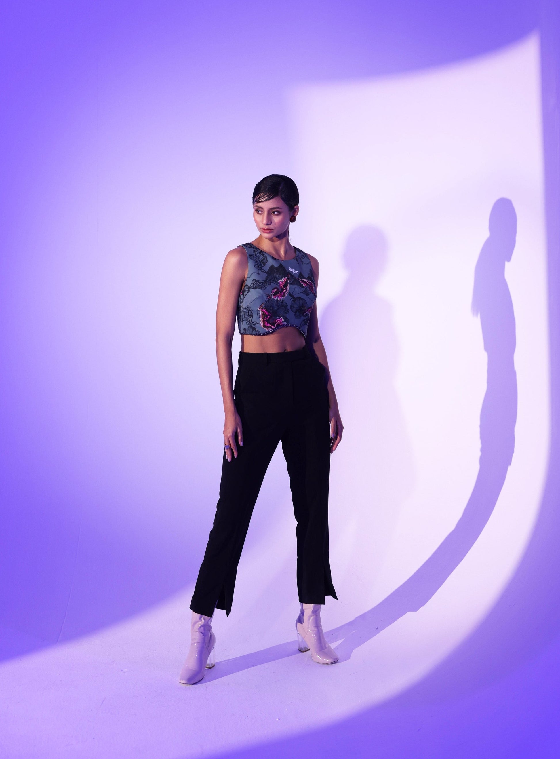 STONE SWIVEL CHAIN CROP TOP 