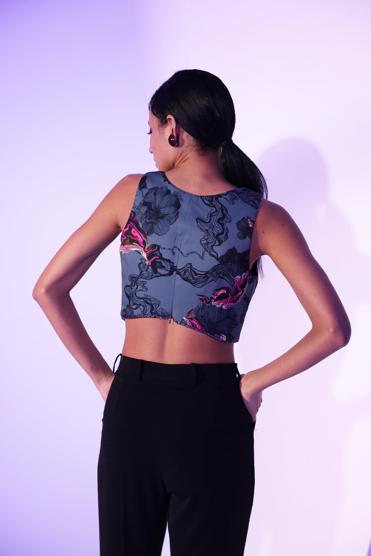 STONE SWIVEL CHAIN CROP TOP 