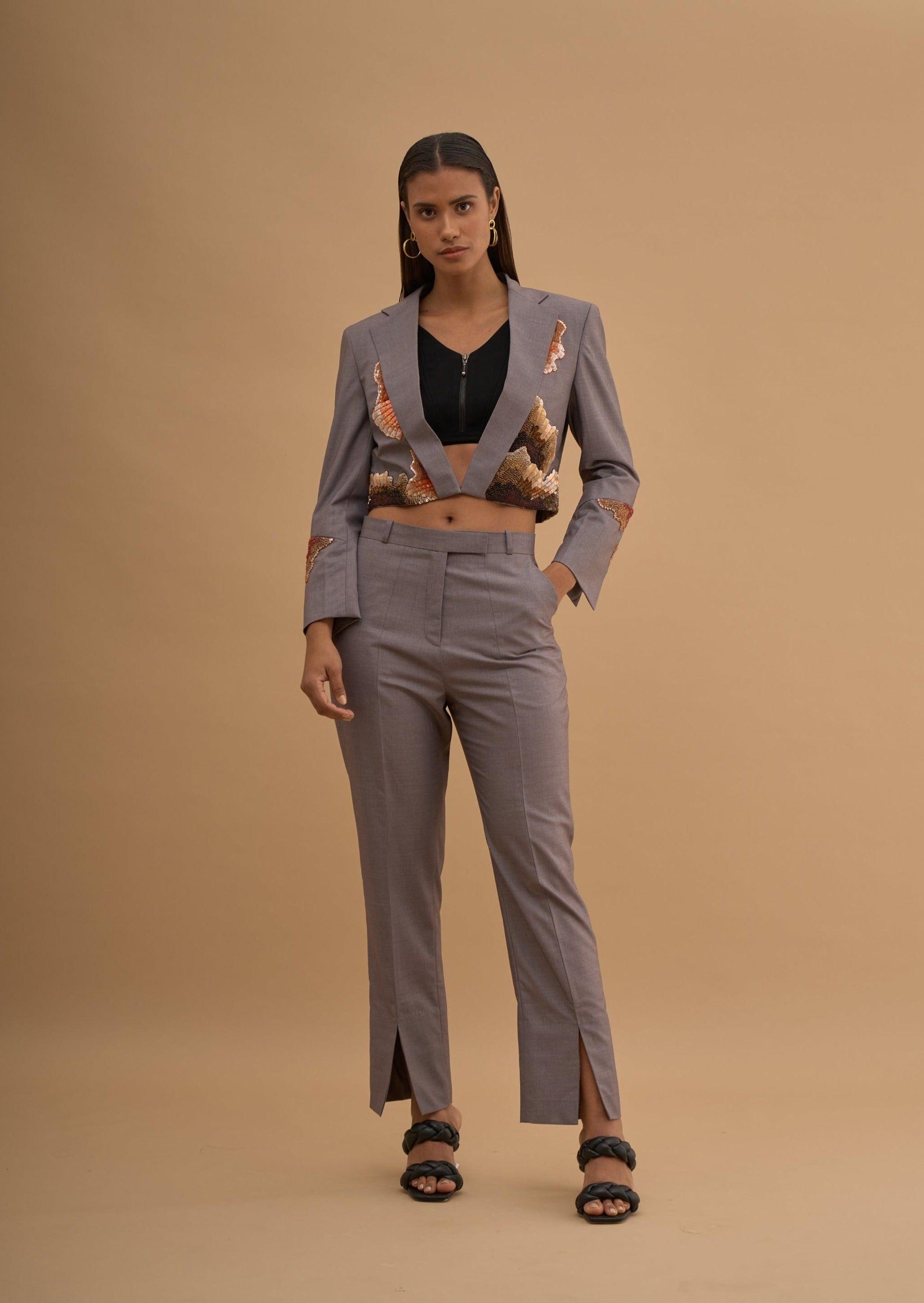 EMROIDERED VENT OUT SLEEVE BLAZER 