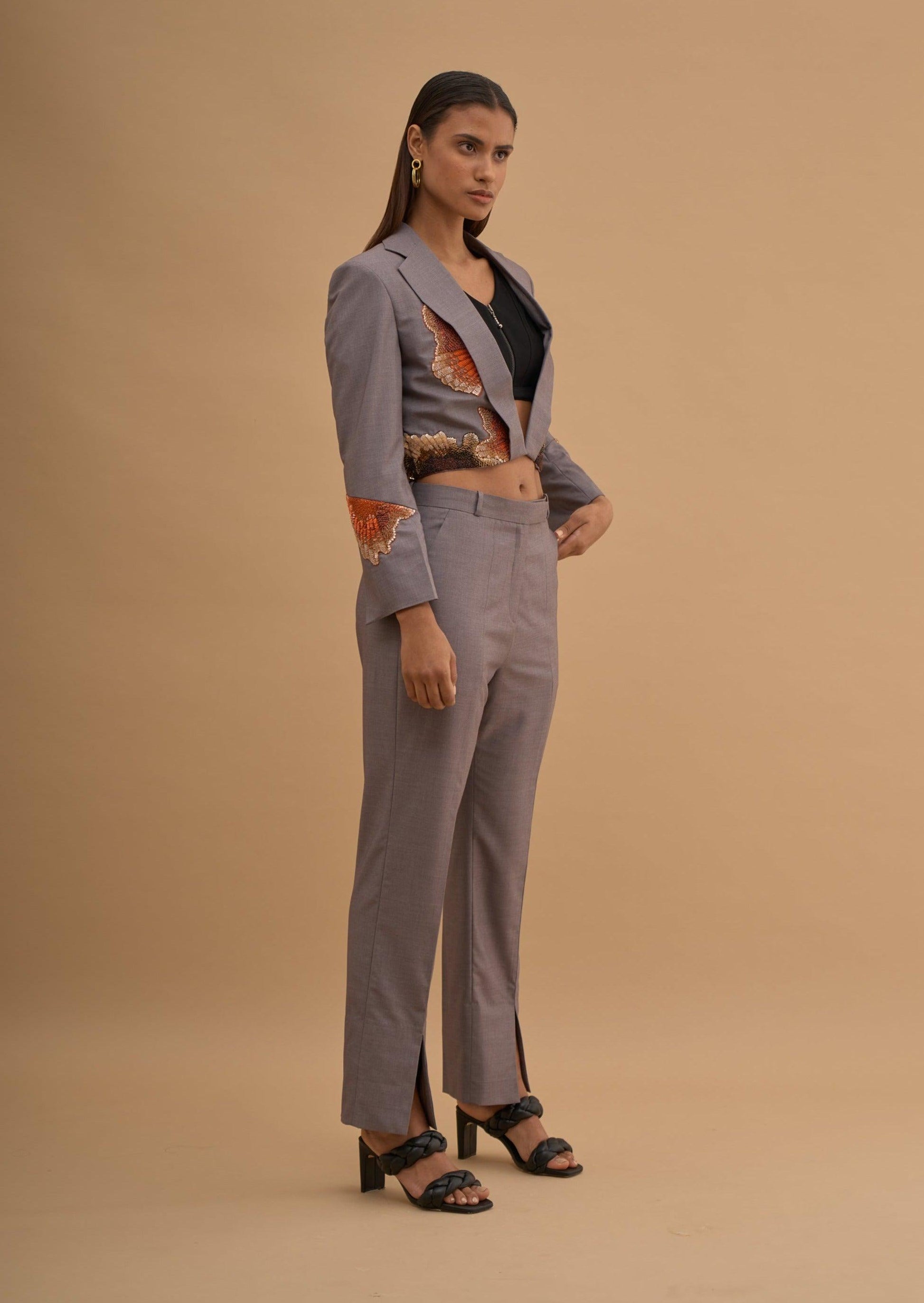 EMROIDERED VENT OUT SLEEVE BLAZER 