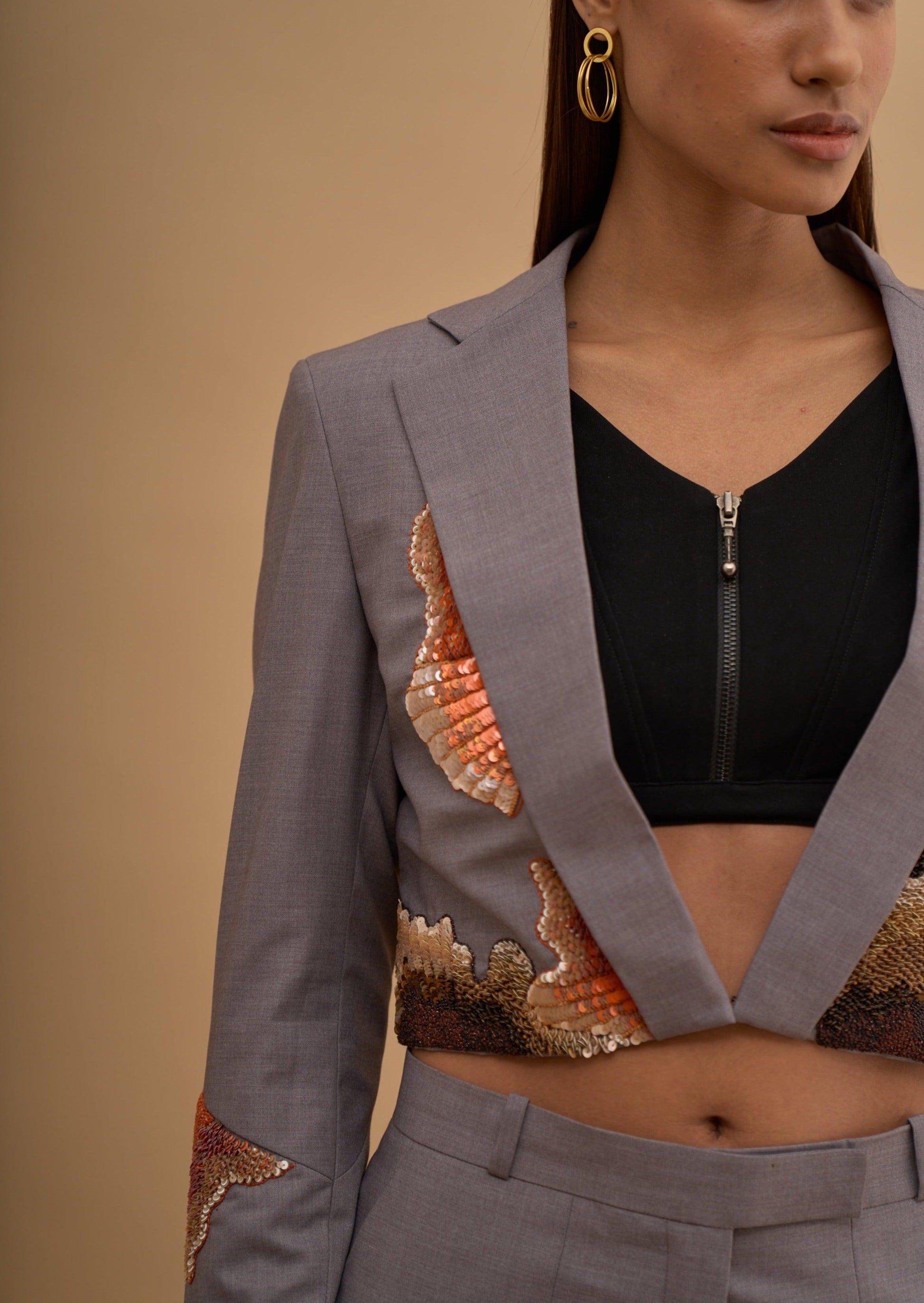 EMROIDERED VENT OUT SLEEVE BLAZER 
