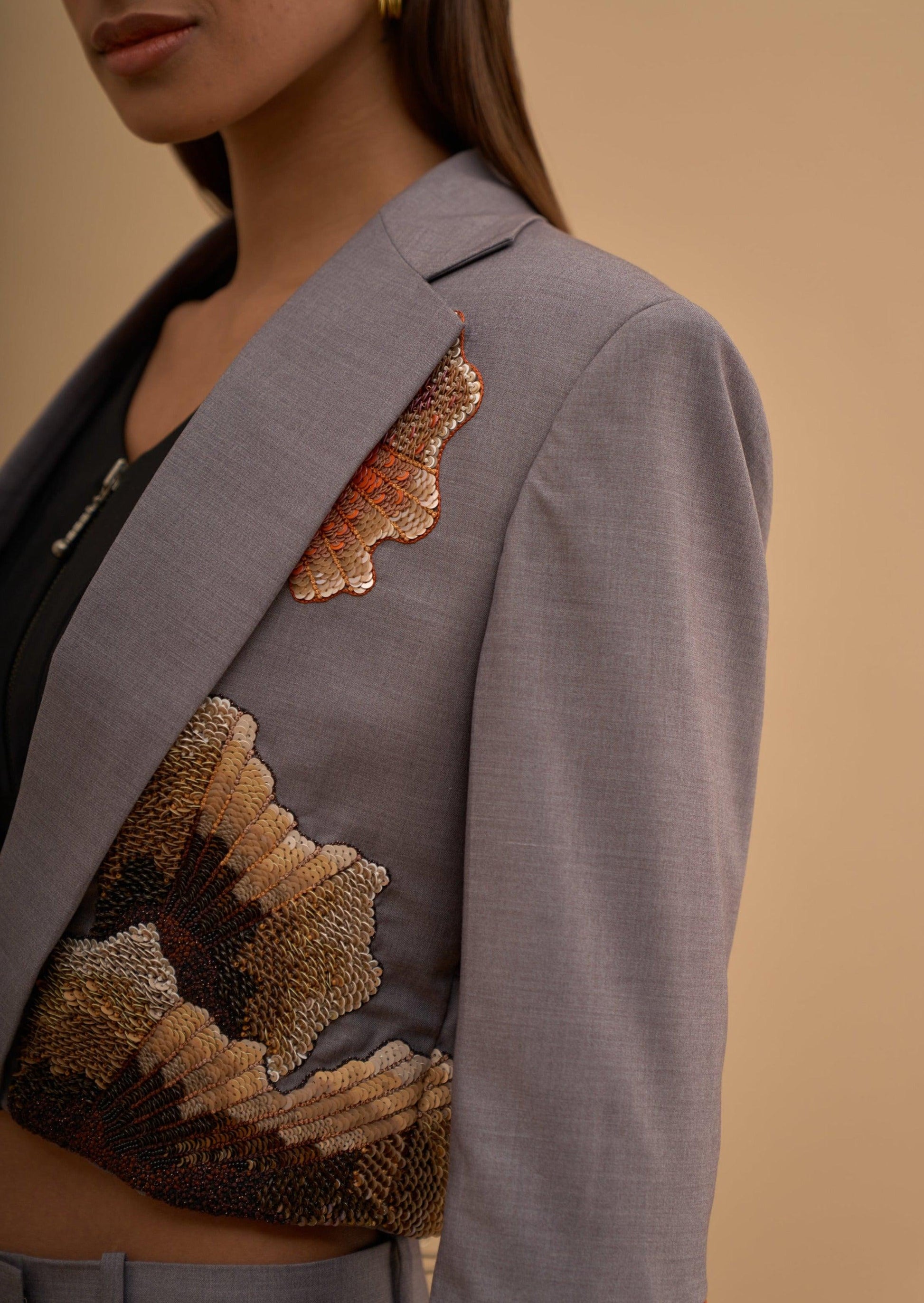 EMROIDERED VENT OUT SLEEVE BLAZER 