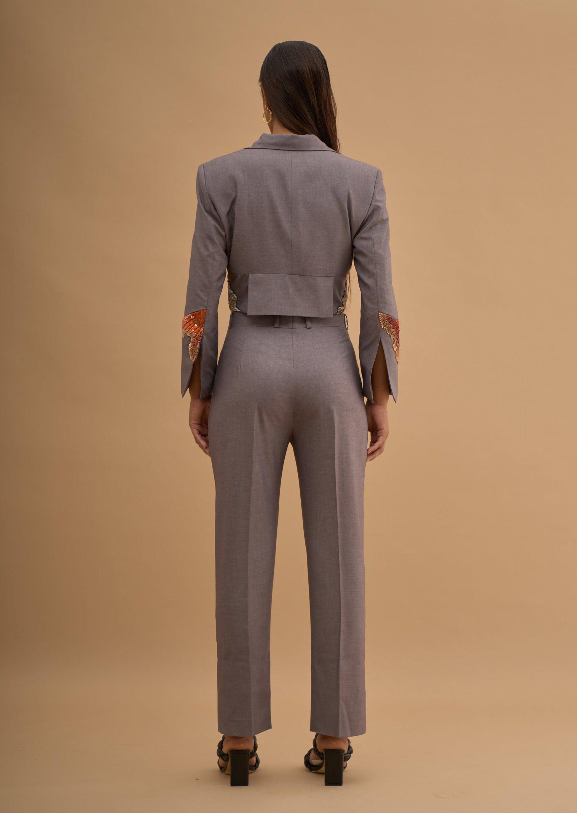 EMROIDERED VENT OUT SLEEVE BLAZER 