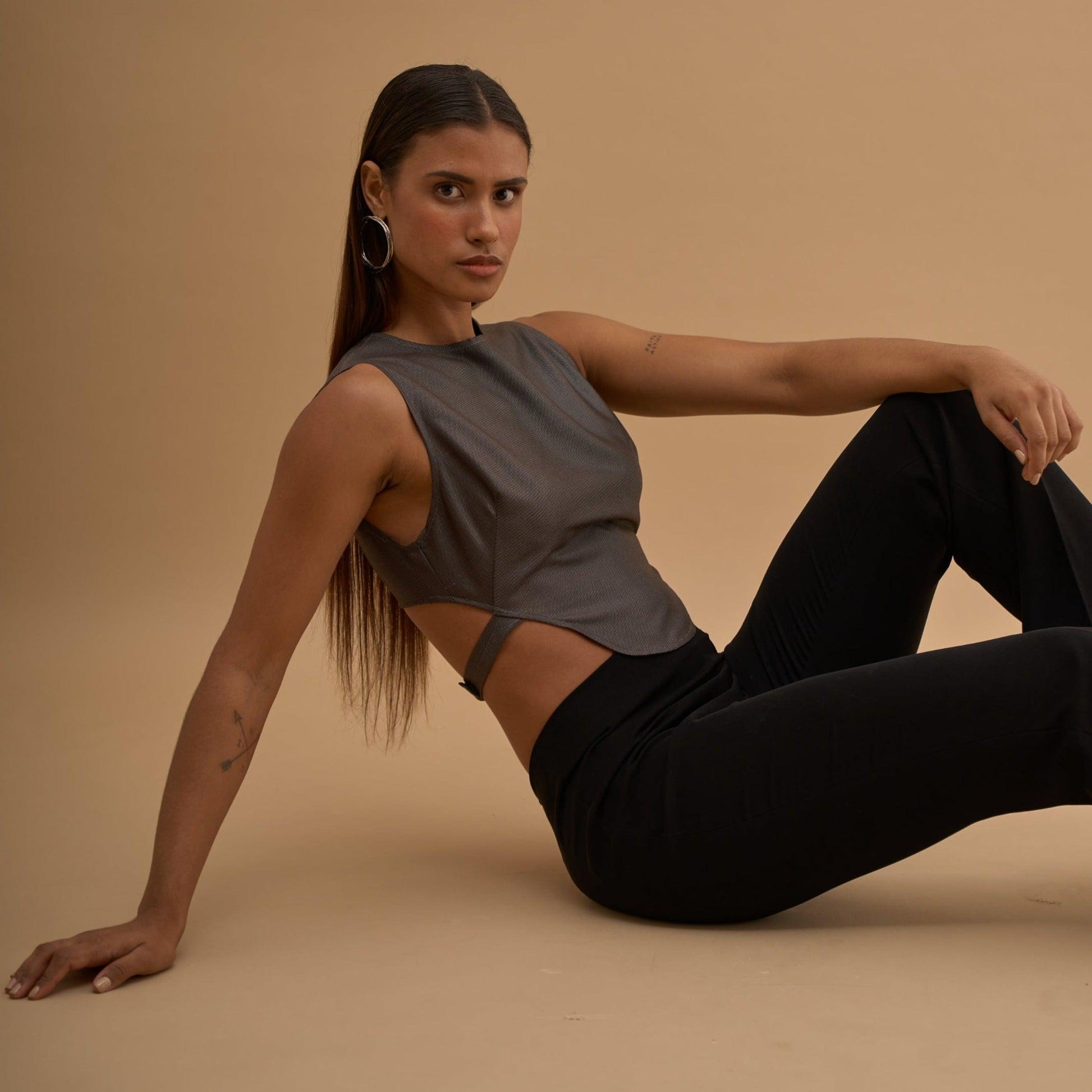 BUCKLE THE BACK CROP TOP 