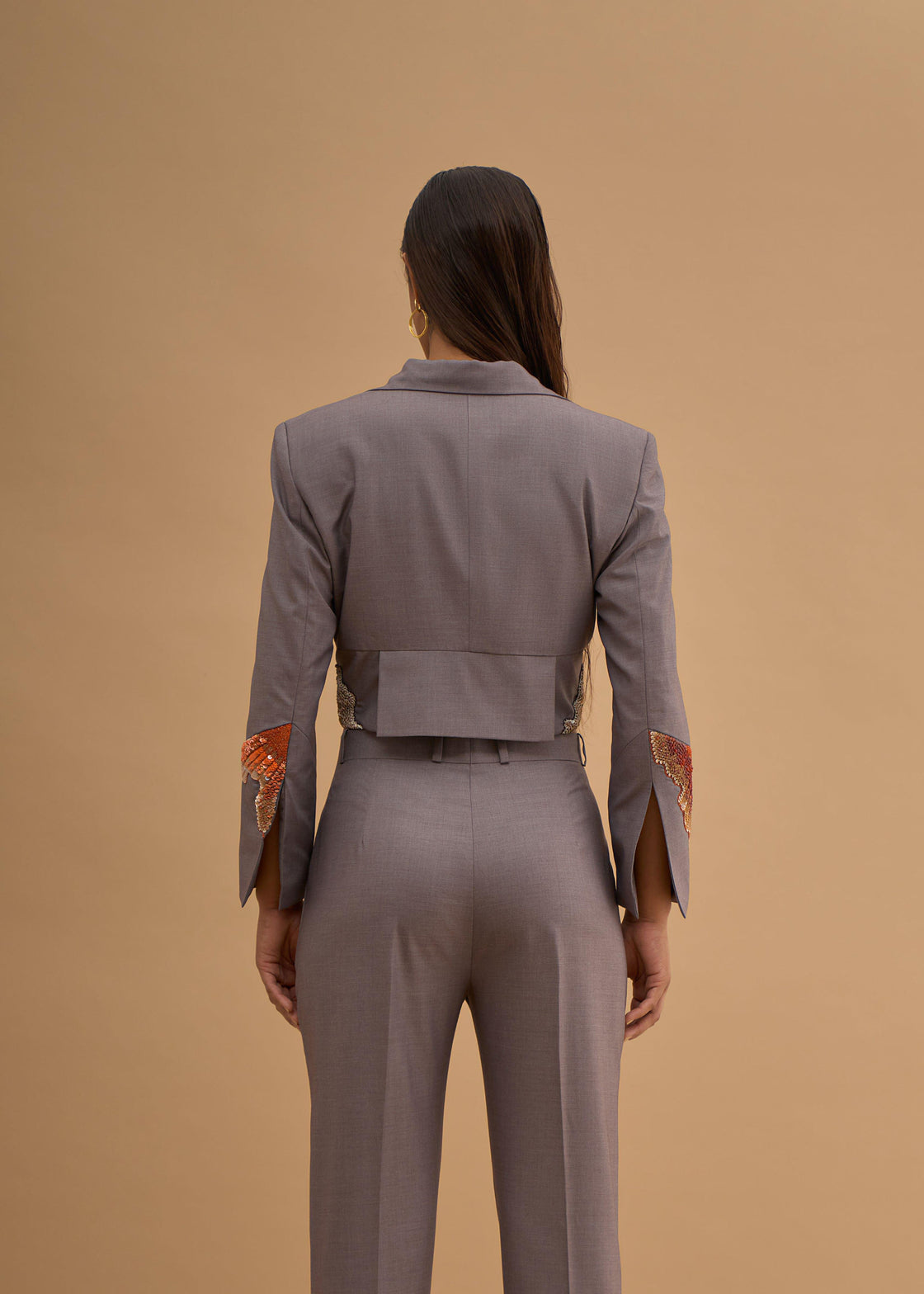EMROIDERED VENT OUT SLEEVE BLAZER 