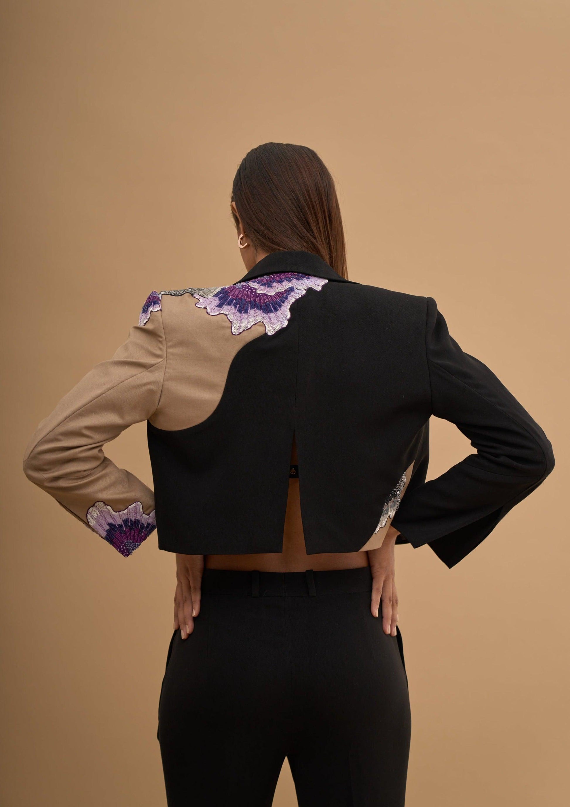 EMBROIDED  SIDE SWIRL BOXY BLAZER 