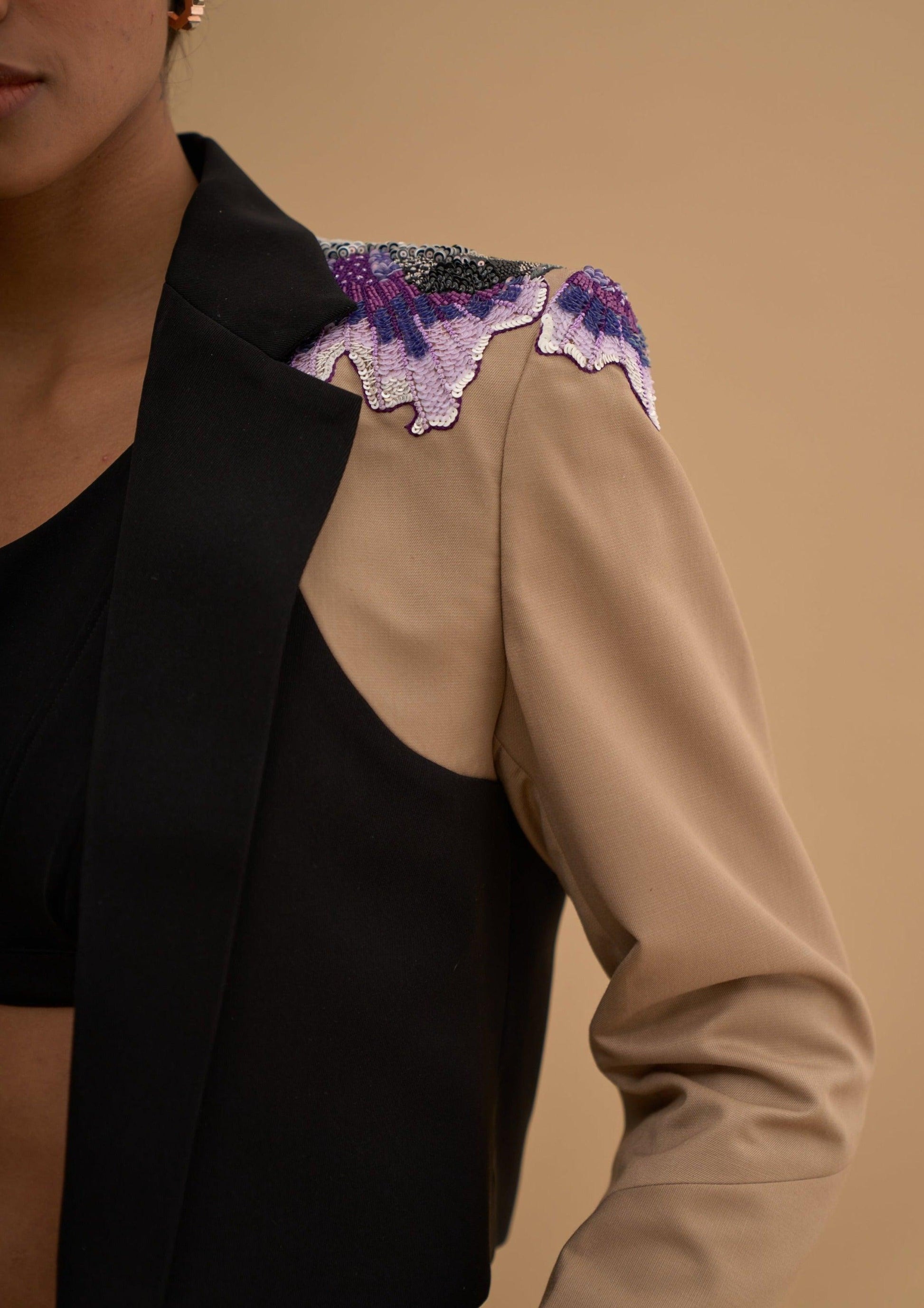 EMBROIDED  SIDE SWIRL BOXY BLAZER 